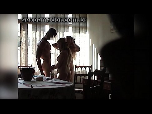 ❤️ લૈંગિક મિત્રો તેની સાથે એક વિશાળ માણસ અને એક થ્રીસમને આમંત્રિત કરે છે ❤️  સેક્સ